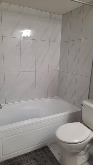 Carsonway Basement Suite Эдмонтон Экстерьер фото